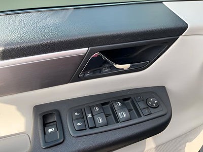 2013 Volkswagen Routan SE w/RSE & Navigation