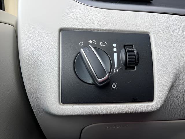 2013 Volkswagen Routan SE w/RSE & Navigation